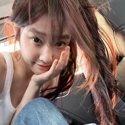 坐在酒吧里吃蛋糕